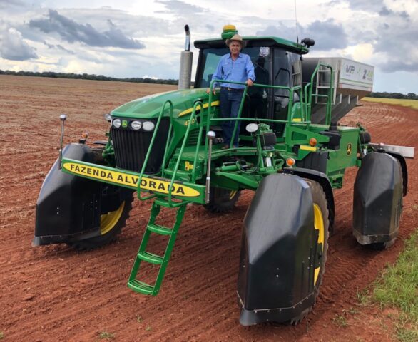 máquina john deere com tecnologia de agricultura 4.0 na fazenda alvorada